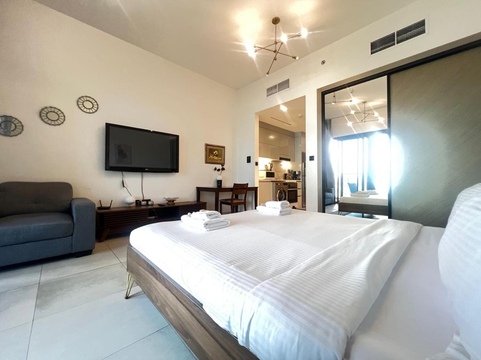 Spacious At Business Bay Canal L 10 Minutes To Mall L Burj Khalifa L Downtown *
