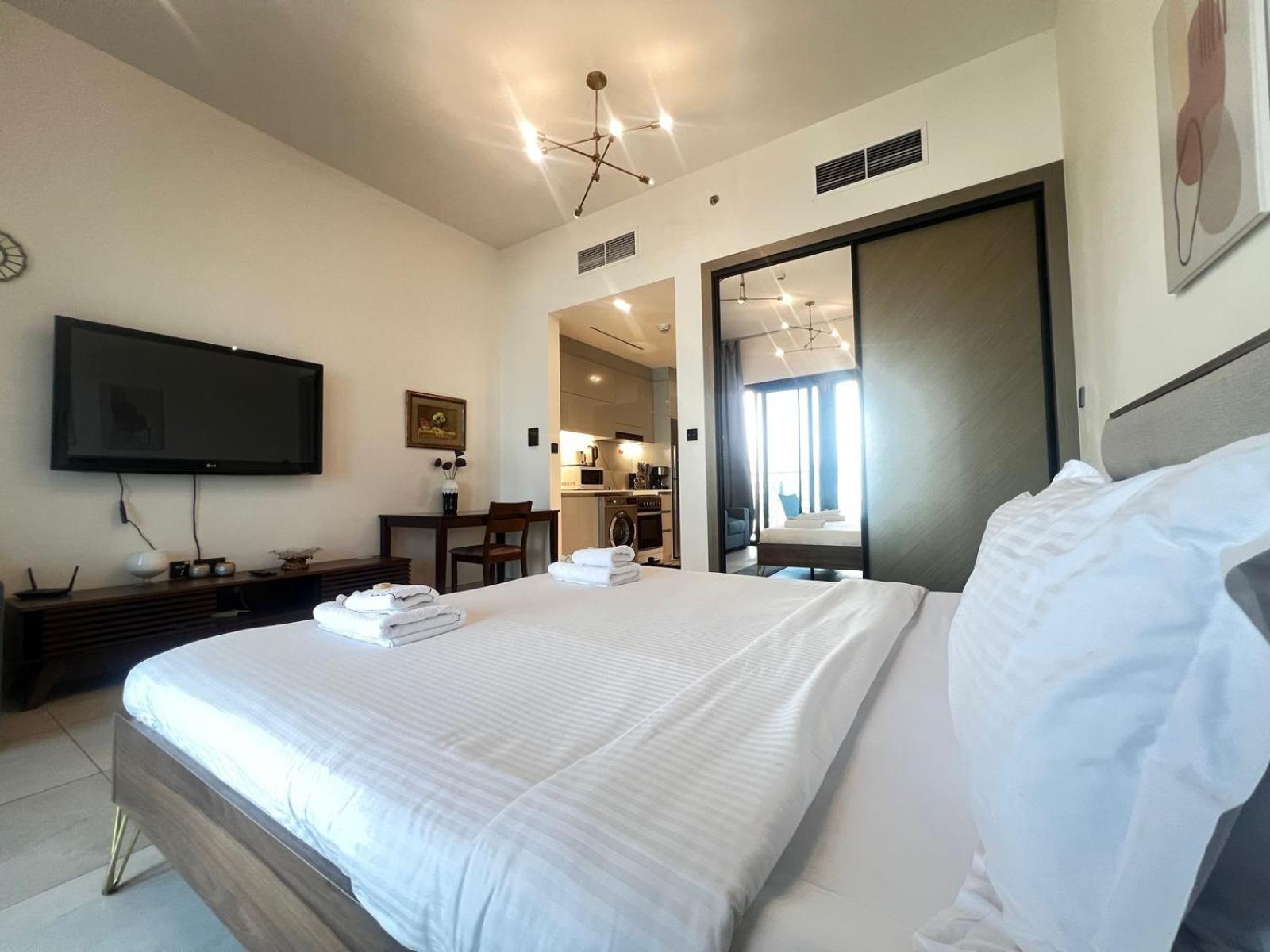 Spacious At Business Bay Canal L 10 Minutes To Mall L Burj Khalifa L Downtown *